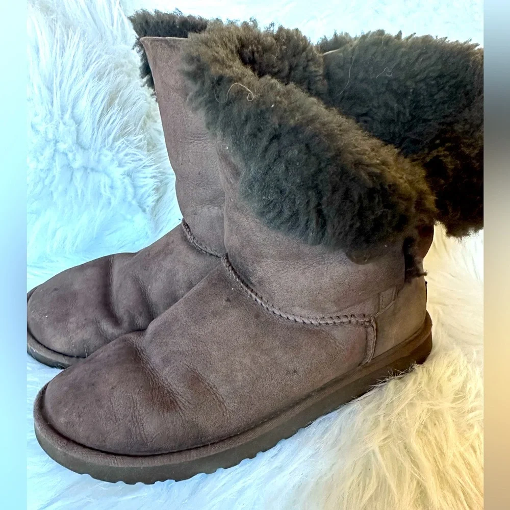 UGG Bailey Button Suede Waterproof Brown Womens Short Shearling Lined Boots Sz 9